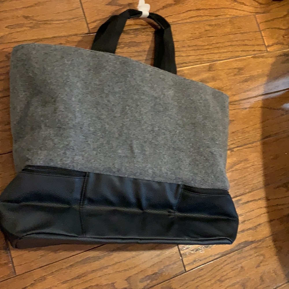 Zipper tote outside pocket ✈️ great for travel
